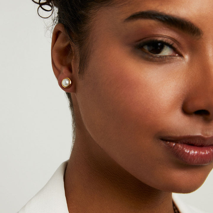 Signature Midi Knockout Studs - Gold / - Pearl