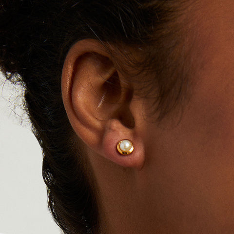 Signature Small Knockout Studs - Gold / Pearl
