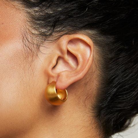 Flow Huggie Hoop Earrings - Gold